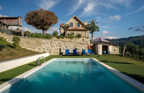 Rossas House | Holiday Home 'Quinta Do Bairro - 1º Andar' with Mountain View, Wi-Fi and Air Conditioning
