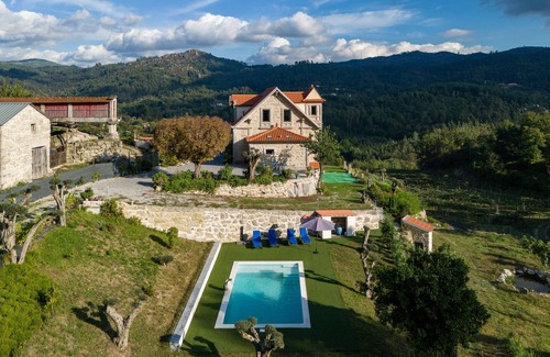 Rossas House | Holiday Home 'Quinta Do Bairro - 1º Andar' with Mountain View, Wi-Fi and Air Conditioning