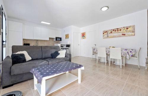 El Roc de Sant Gaieta House | Holiday Home 'Roc De Sant Gaietà' with Mountain View, Wi-Fi and Air Conditioning