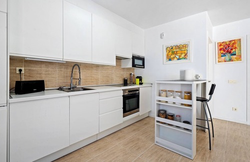 El Roc de Sant Gaieta House | Holiday Home 'Roc De Sant Gaietà' with Mountain View, Wi-Fi and Air Conditioning