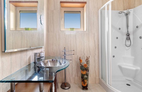 Belinho House | Holiday Home 'Rose Plaisir' with Mountain View, Private Pool and Wi-Fi