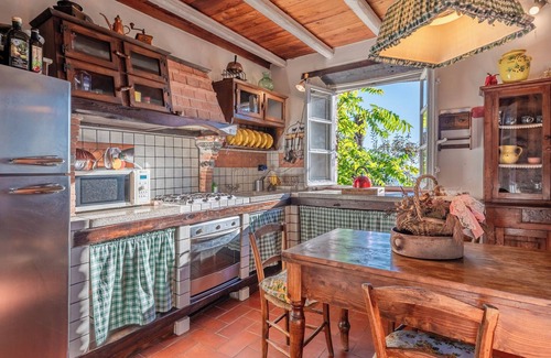 Villabuona House | Holiday Home 'Sunhouse - Tuscan Hills' with Private Garden and Wi-Fi