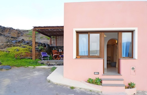 Tracino House | Holiday Home 'Terra E Mare' with Sea View, Shared Terrace and Air Conditioning