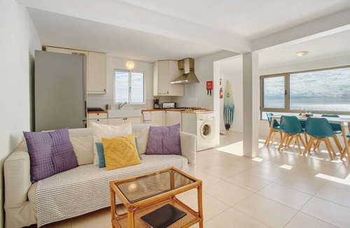Jardim do Mar House | Holiday Home 'The Yellow House' with Sea View, Balcony and Wi-Fi