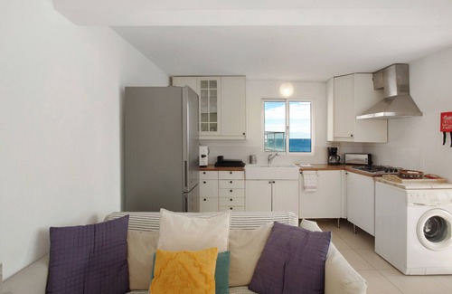 Jardim do Mar House | Holiday Home 'The Yellow House' with Sea View, Balcony and Wi-Fi