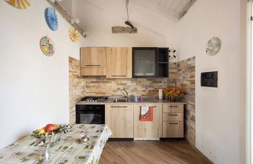Pompeiana House | Holiday Home 'Timo' with Sea View, Shared Pool & A/C