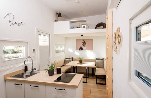 Laichingen House | Holiday Home 'Tiny House Raum Käpsele' with Private Terrace, Wi-Fi and Air Conditioning