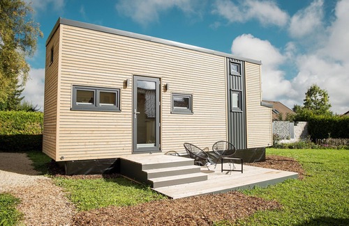 Laichingen House | Holiday Home 'Tiny House Raum Käpsele' with Private Terrace, Wi-Fi and Air Conditioning