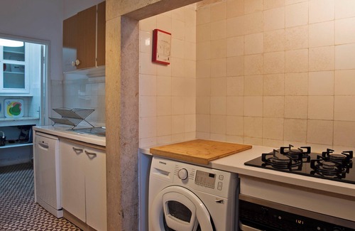 Sao Sebastiao da Pedreira House | Holiday Home 'Traditional with Garden' with Private Garden and Wi-Fi