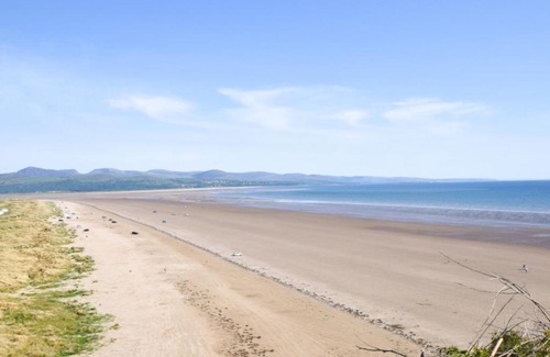 Llanrug House | Holiday Home Ty Llan by Interhome