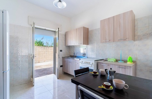 Punta Prosciutto House | Holiday Home 'Villa Iris Punta Prosciutto' with Sea View, Private Terrace and Air Conditioning