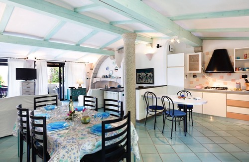 San Teodoro House | Holiday Home 'Villa Vanessa' with Sea View, Wi-Fi and Air Conditioning