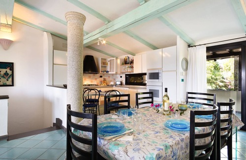 San Teodoro House | Holiday Home 'Villa Vanessa' with Sea View, Wi-Fi and Air Conditioning