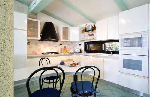 San Teodoro House | Holiday Home 'Villa Vanessa' with Sea View, Wi-Fi and Air Conditioning