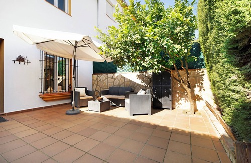 El Bosque House | Holiday Home "Villa Viruta" with Mountain View, Shared Pool & Wi-Fi