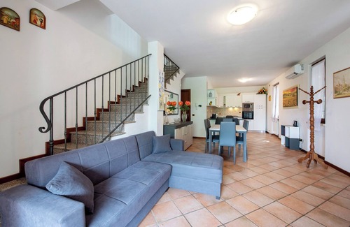 Soiano del Lago House | Holiday Home 'Villetta Oleandri' with Shared Pool, Wi-Fi and Air Conditioning