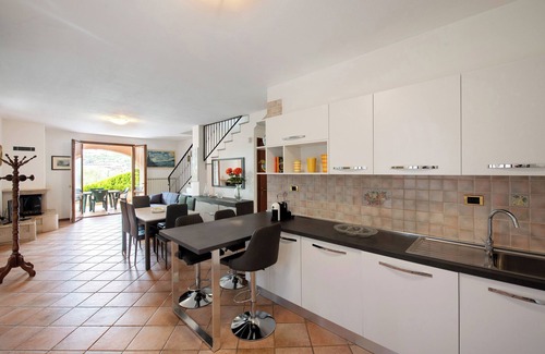 Soiano del Lago House | Holiday Home 'Villetta Oleandri' with Shared Pool, Wi-Fi and Air Conditioning