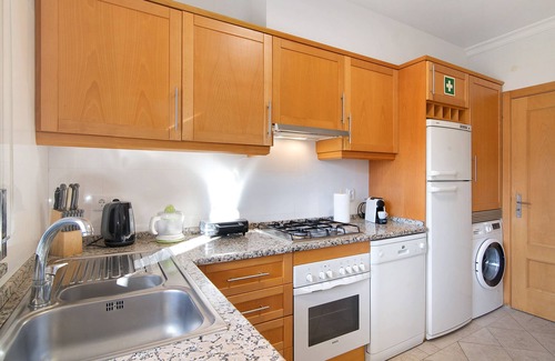 Olhos D'Agua House | Holiday Home 'White Dove' with Shared Pool, Wi-Fi and Air Conditioning