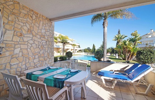 Olhos D'Agua House | Holiday Home 'White Dove' with Shared Pool, Wi-Fi and Air Conditioning