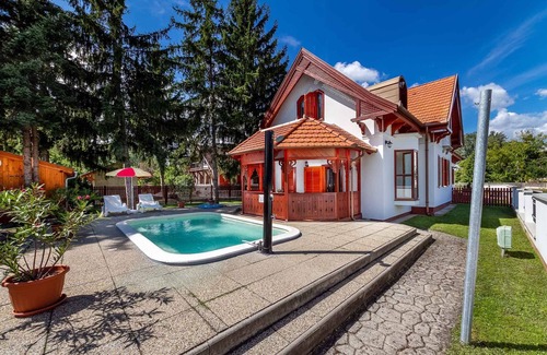 Balatonbereny House | Holiday home with air conditioning and outdoor pool