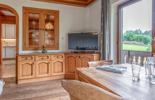 Itter House | Holiday home with large garden on the cycle path