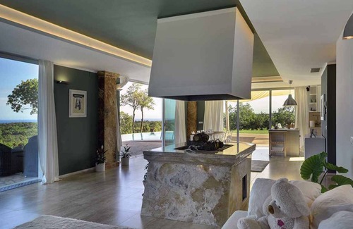 Peruski House | Holiday home with pool and air conditioning