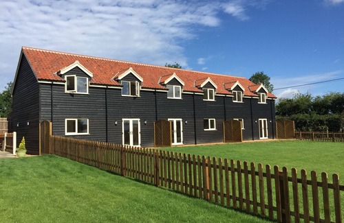 East Dereham House | Holiday Home with Pool, Sauna, Gym, Tennis Courts perfect for exploring Norfolk!