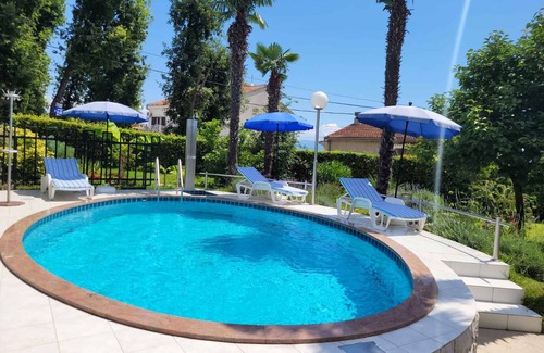 Opric House | Holiday home with use of pool