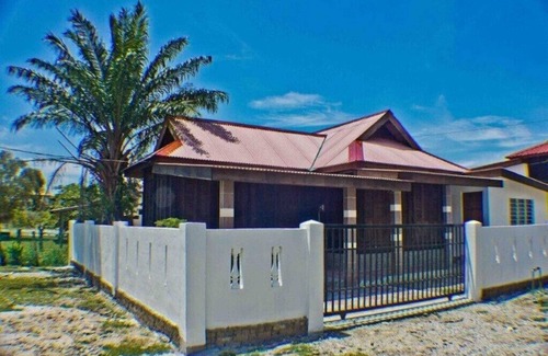 Lubok Buaya House | Holiday house in traditional wooden construction with massive cultivation