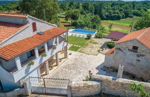 Kringa House | Holiday house Tinjan for 1 - 8 persons with 3 bedrooms - Twin house