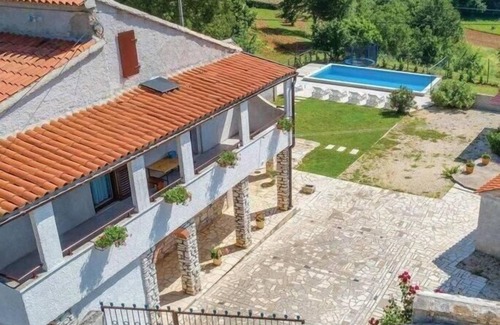 Kringa House | Holiday house Tinjan for 1 - 8 persons with 3 bedrooms - Twin house