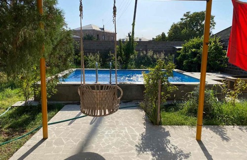 Vagharshapat House | Holiday house with pool / Дом отдыха с бассейном