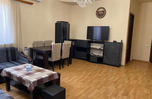 Vagharshapat House | Holiday house with pool / Дом отдыха с бассейном