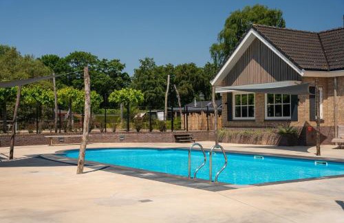 Voorthuizen Apartment | Holiday house with private SAUNA and HOTTUB on park de Ijsvogel with swimming pools and children entertaiment AIRCO
