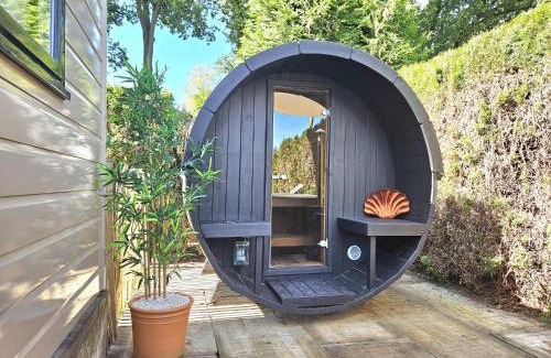 Voorthuizen Apartment | Holiday house with private SAUNA and HOTTUB on park de Ijsvogel with swimming pools and children entertaiment AIRCO