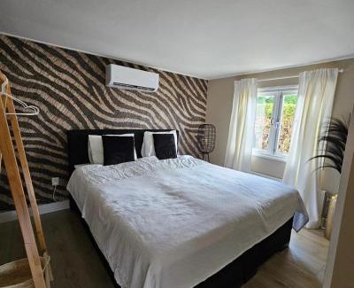 Voorthuizen Apartment | Holiday house with private SAUNA and HOTTUB on park de Ijsvogel with swimming pools and children entertaiment AIRCO