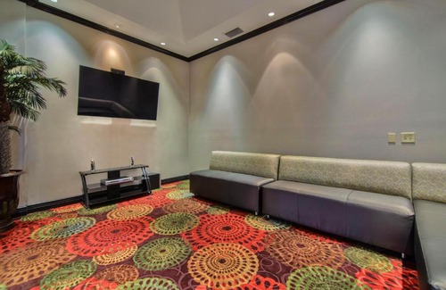 North Arlington Hotel | Holiday Inn Arlington Northeast by IHG