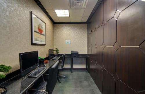 North Arlington Hotel | Holiday Inn Arlington Northeast by IHG