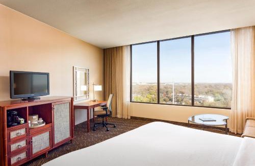 Rainey Street Historic District Hotel | Holiday Inn Austin -Town Lake by IHG