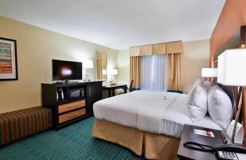 Bismarck Hotel | Holiday Inn Bismarck by IHG