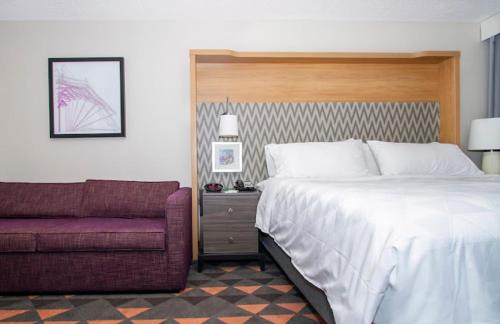 Village of Lakewood Hotel | Holiday Inn Chicago Nw Crystal Lk Conv Ctr by IHG