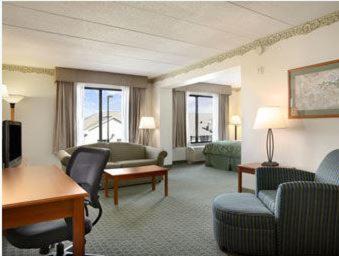 Linthicum Heights Hotel | Holiday Inn Express & Suites Baltimore - BWI Airport North by IHG