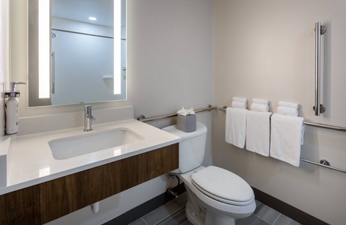 Vineland Hotel | Holiday Inn Express and Suites Vineland Millville by IHG