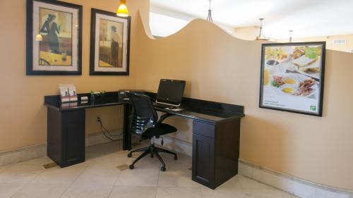 Biloxi Resort | Holiday Inn Express - Biloxi - Beach Blvd by IHG
