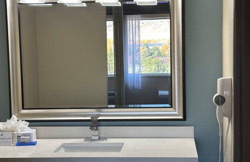 Southeast Boise Hotel | Holiday Inn Express Boise - University Area by IHG