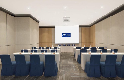 Chongqing Hotel | Holiday Inn Express Chongqing Caiyun Lake by IHG