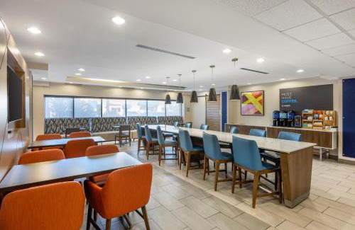 Crestwood Hotel | Holiday Inn Express Crestwood by IHG