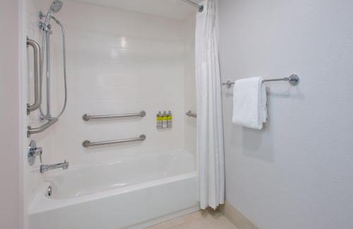 Fairfax Hotel | Holiday Inn Express Fairfax-Arlington Boulevard by IHG