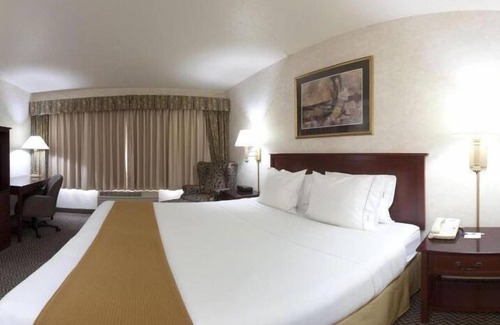 Fort Atkinson Hotel | Holiday Inn Express Hotel & Suites Fort Atkinson by IHG