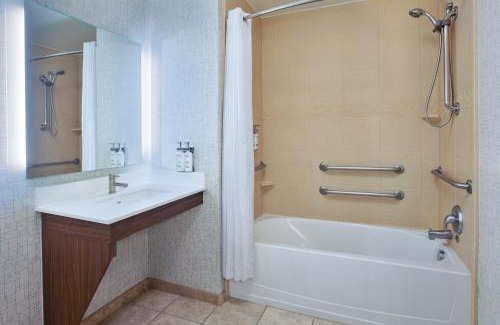 Auburn Hills Hotel | Holiday Inn Express Hotel & Suites Auburn Hills by IHG